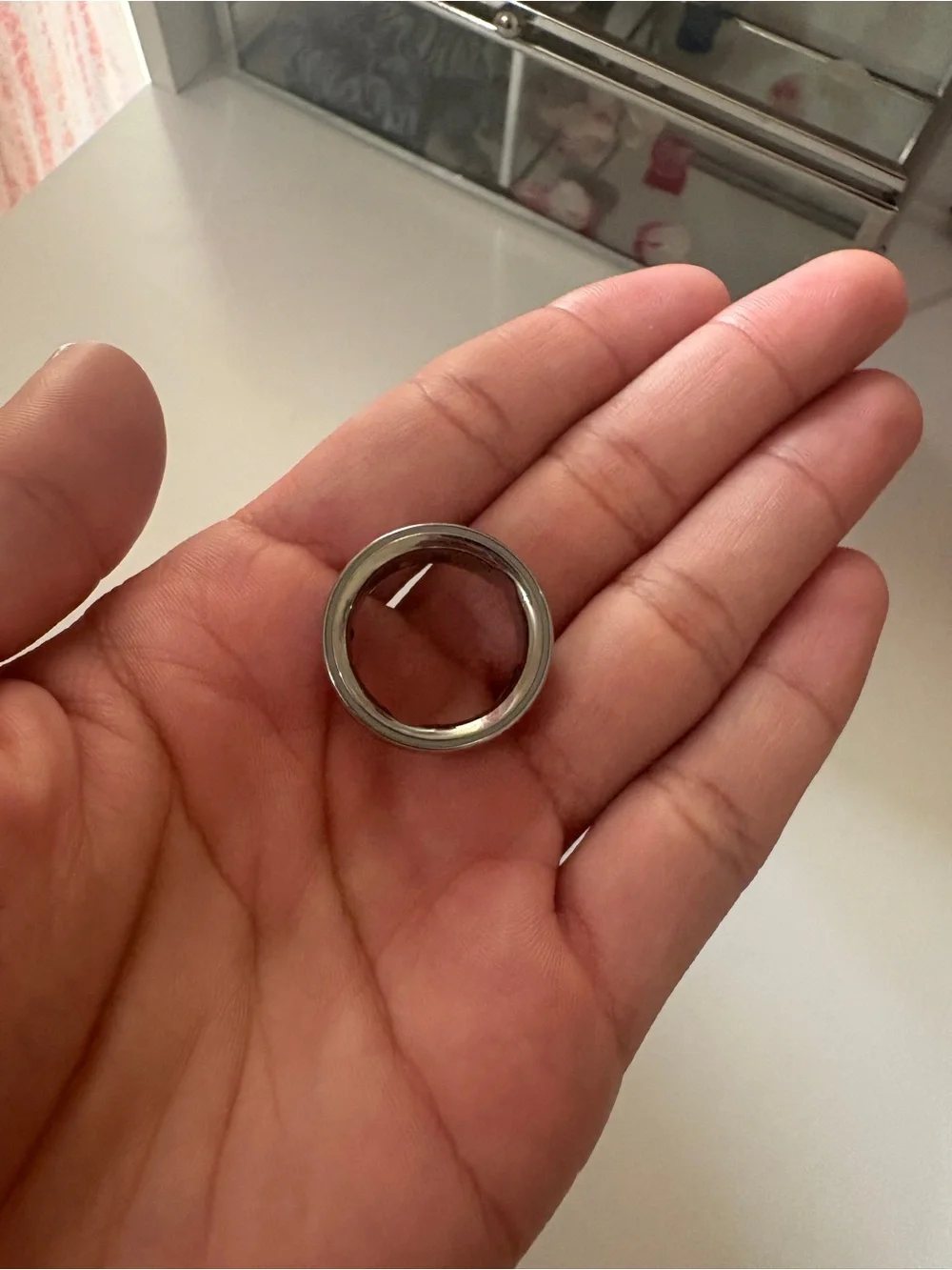 Oura Smart Ring Dock Charger in Silver
